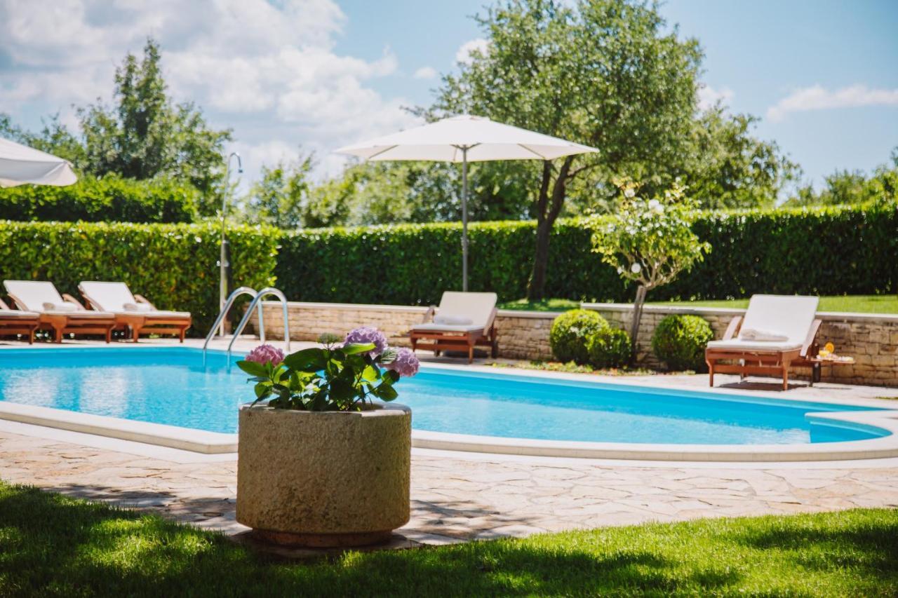 Villa Kringa Tinjan Екстериор снимка