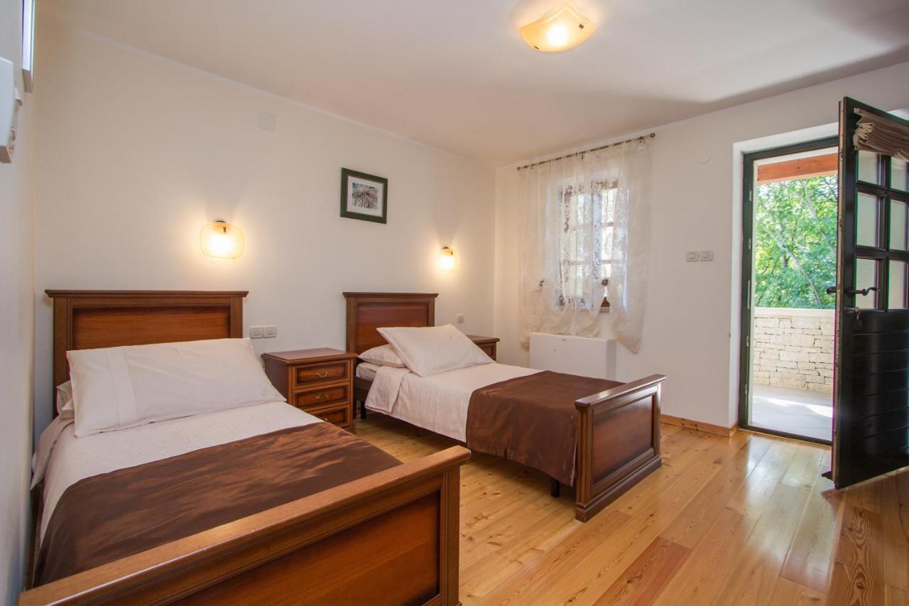 Villa Kringa Tinjan Екстериор снимка