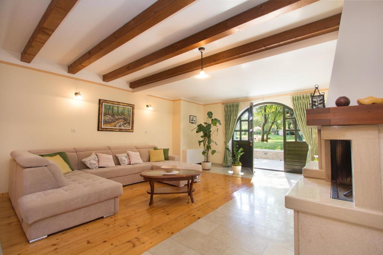 Villa Kringa Tinjan Екстериор снимка