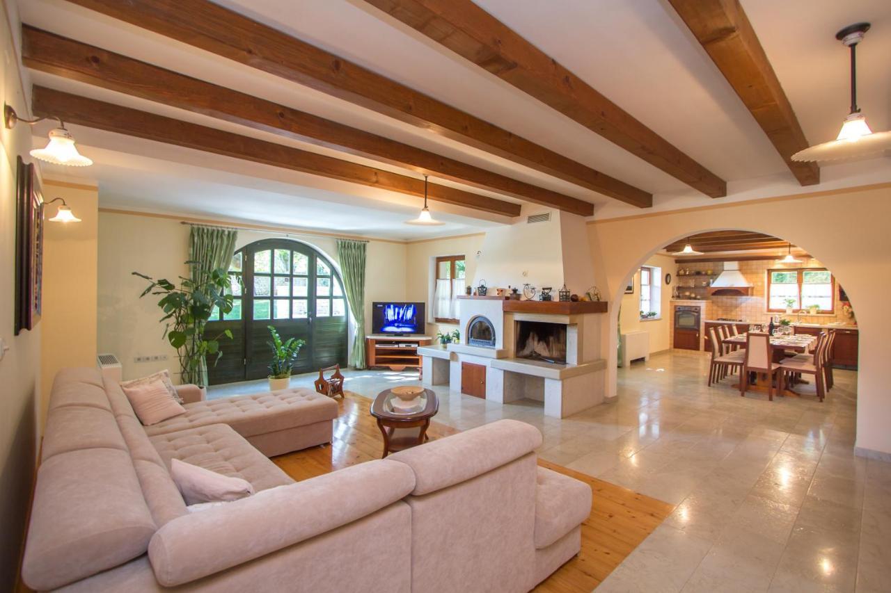 Villa Kringa Tinjan Екстериор снимка