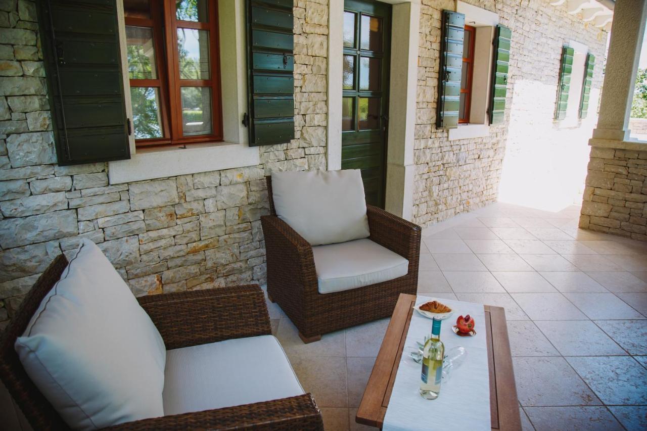 Villa Kringa Tinjan Екстериор снимка